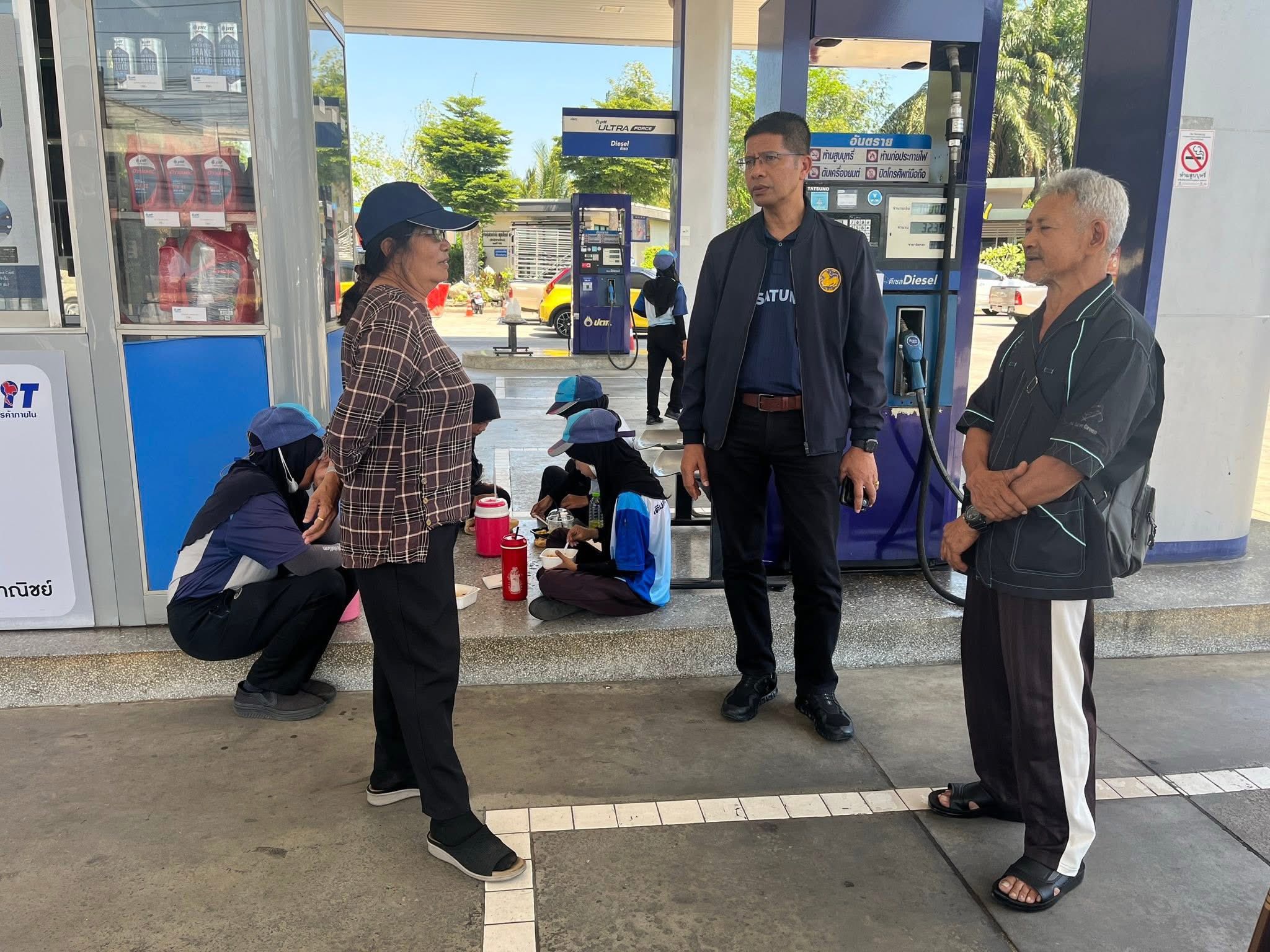 ผู้ว่าราชการจังหวัดสตูล ลงพื้นที่ตรวจเยี่ยมสถานีบริการน้ำมัน พร้อมกำชับการให้บริการให้ประชาชนสามารถเข้าถึงน้ำมันเชื้อเพลิงได้อย่างเพียงพอและเป็นธรรม