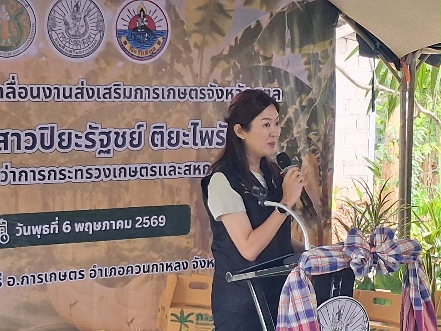 รัฐมนตรีช่วยว่าการกระทรวงเกษตรและสหกรณ์ เผยพร้อมดัน &ldquo;กล้วยหอมทองไทย&rdquo; สู่พืชเศรษฐกิจยุทธศาสตร์ ยกระดับทั้งห่วงโซ่ หลังลงพื้นที่ติดตามการผลิตกล้วยหอมทอง ณ วิสาหกิจชุมชนไร่ อ.การเกษตร จังหวัดสตูล
